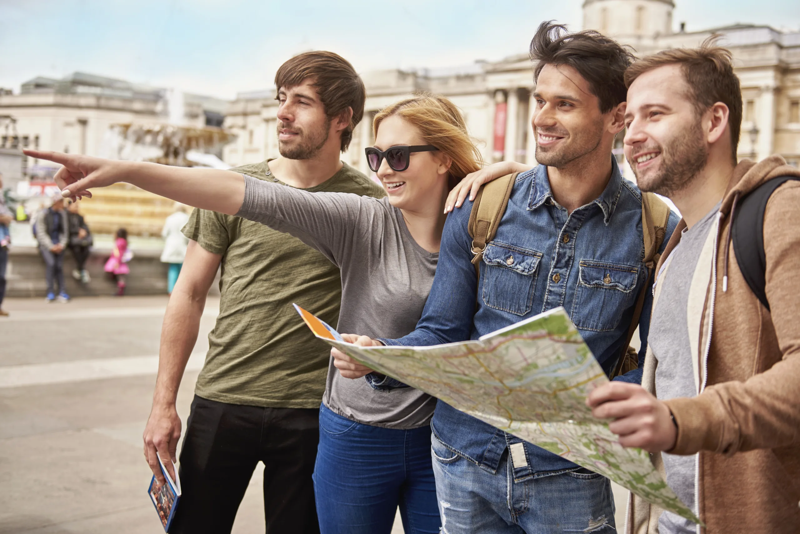 Friends,Exploring,The,Foreign,City Hospitality_1